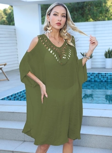 Vue détaillée du paréo vert foncé avec décolleté en crochet et épaules dénudées