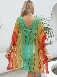 Vue détaillée du dos d'une robe de plage dégradée arc-en-ciel en maille ajourée