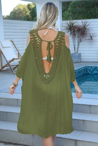 Détails de la robe de plage en crochet vert avec pompons lacés et dos nu ajouré