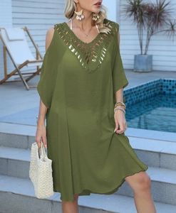 Détail du décolleté en crochet vert armée sur une robe de plage dos nu pour femmes