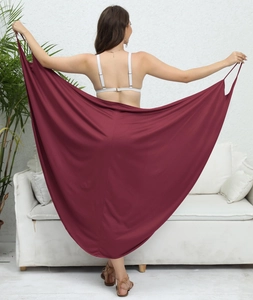 Detalle de vestido de playa granate con espalda descubierta y tirantes finos ajustables
