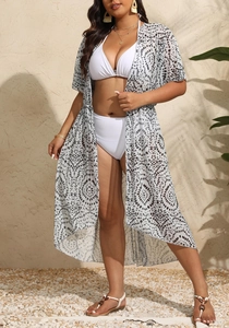 Vue détaillée du cache-maillot en mousseline légère avec motif à pois noirs et blancs