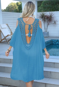 Détail de la tunique de plage bleue au crochet avec dos nu et finitions à franges