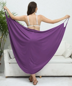 Detalle de vestido playero envolvente morado oscuro con tela fluida y corte en la espalda