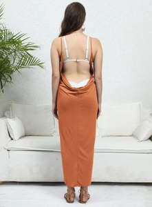 Detalle del vestido maxi sin espalda color caramelo con diseño cruzado y tejido de punto