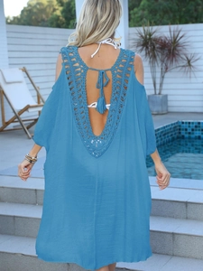 Robe de plage au crochet bleu avec dos nu et liens à pompons pour l'été sexy
