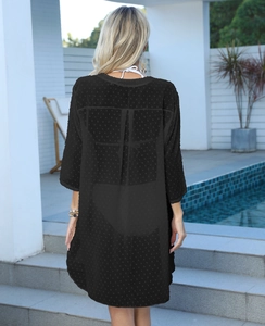 Détail du cache-maillot noir transparent à pois montrant le drapé du dos et la texture
