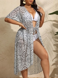 Détail d'un cache-maillot bohème à pois en mousseline légère avec lien à la taille