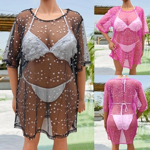 Détails de la robe de plage en maille transparente avec motifs d'étoiles argentées