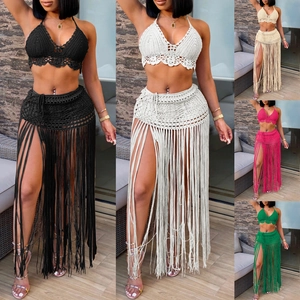 Dettagli di set bikini all'uncinetto con top allacciati al collo e gonne con frange multicolore