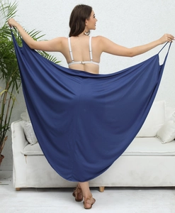 Detalle del vestido de playa cruzado azul marino de talla grande con tirantes finos
