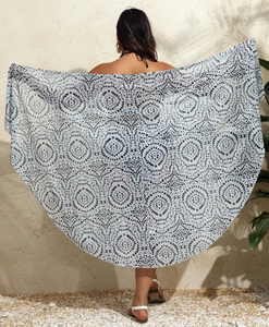 Gros plan du paréo de plage à pois montrant la texture du tissu semi-transparent