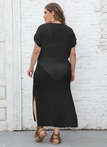 Vue détaillée du cache-maillot noir grande taille avec fente latérale et tissu transparent
