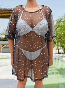 Robe de plage sexy en résille noire à motif étoiles sur un bikini argenté brillant
