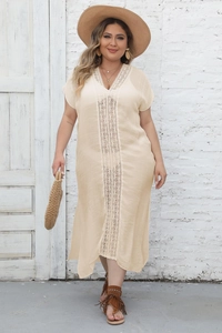 Détail de la tunique de plage beige grande taille avec col en V et dentelle ajourée