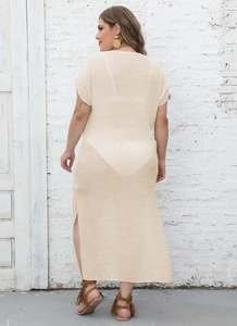 Détail de la tunique de plage grande taille avec fentes et tissu texturé beige