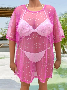 Détail du paréo de plage en résille rose avec étoiles argentées et bikini en dentelle