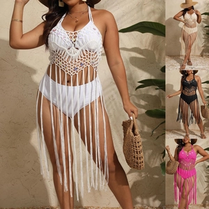 Détail des motifs au crochet et longues franges sur ces cache-maillots de plage bohème