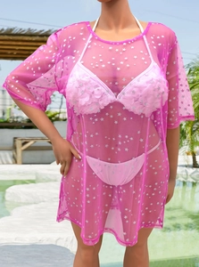 Détail de la robe de plage en mesh rose à étoiles et bikini aux fleurs 3D