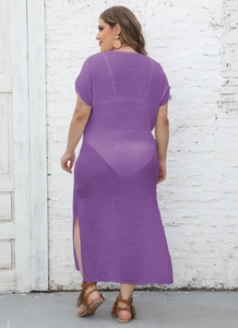 Détail de la tunique de plage violette avec fente latérale haute et tissu transparent