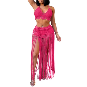 Dettaglio del set bikini all'uncinetto rosso rosa e gonna con lunghe frange da mare