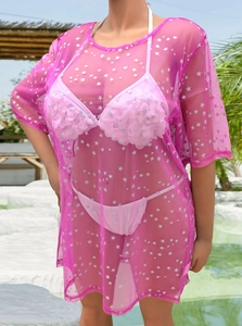 Détail du cache-maillot en résille rose à étoiles avec bikini à fleurs en relief