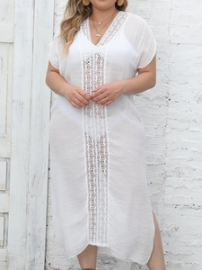 Détails de patchwork de dentelle blanche et col en V sur cette robe de plage légère