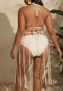 Détail du haut dos nu au crochet avec de longues franges et des lacets croisés
