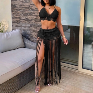 Dettaglio del top bikini all'uncinetto nero e gonna con lunghe frange in stile boho