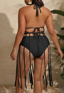 Détail d'une robe noire au crochet faite main avec de longues franges bohèmes au dos