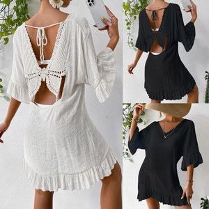 Détail du crochet papillon ajouré au dos de cette robe de plage légère et chic