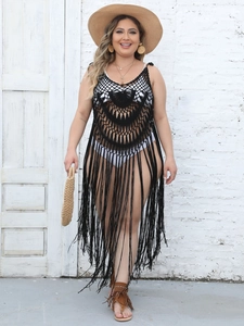 Détail du cache-maillot de plage au crochet noir avec tricot filet et longues franges