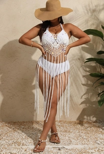 Détail d'un cache-maillot de plage blanc au crochet avec perles et longues franges