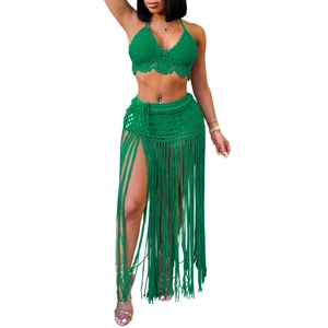 Dettaglio del top bikini all'uncinetto verde con gonna a frange per la spiaggia