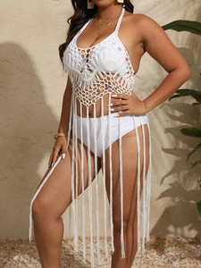Détail d'un cache-maillot de plage en crochet blanc avec sequins et franges