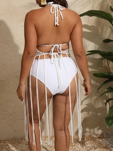 Détails du haut licou blanc au crochet avec lacets au dos et de longues franges