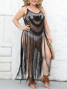 Détail du crochet fait main ajouré et des longues franges sur cette robe de plage noire