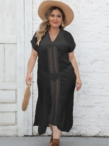Cache-maillot long de plage noir avec col en V et détails en dentelle pour les vacances