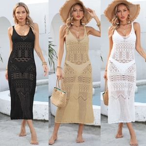 Robe de plage au crochet en trois couleurs noir beige et blanc avec détails ajourés