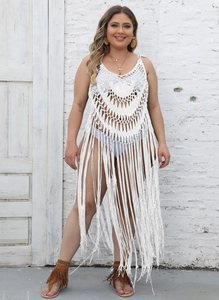 Vue détaillée du cache-maillot de plage blanc au crochet fait main avec des glands