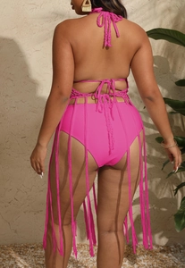 Détail du bikini au crochet rose vif avec de longues franges en cascade au dos