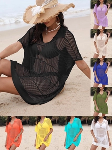 Vue détaillée de la tunique de plage en crochet à col en V montrant plusieurs couleurs