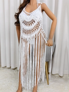 Détail du cache-maillot en crochet blanc bohème avec motifs circulaires et franges