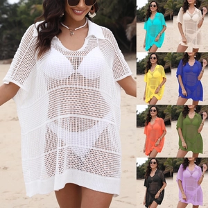 Détail du cache-maillot de plage en maille tressée avec col polo et diverses couleurs
