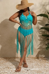 Détail de la robe de plage crochet turquoise avec paillettes colorées et longs franges