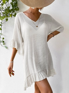 Robe de plage blanche avec col en V, manches volantées et texture plissée pour les vacances