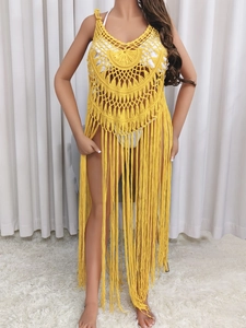 Détail macro du cache-maillot de plage au crochet jaune avec motif fleuri bohème
