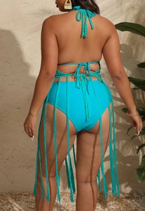Vue arrière du maillot de bain bleu au crochet avec de longues franges et dos nu boho