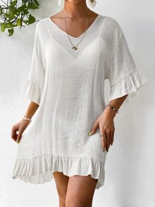 Robe de plage blanche col en V avec manches à volants et tissu texturé pour l'été