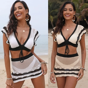Détail de l'ensemble de plage en maille ajourée avec rayures contrastées et crochet